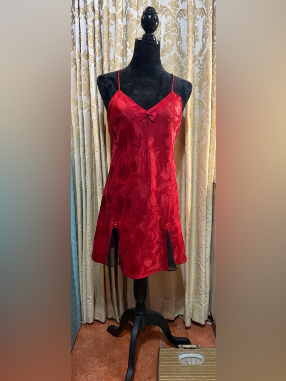 VTG 80s/90s Victoria’s Secret Gold Label Red Tulip Jacquard Slip - Small